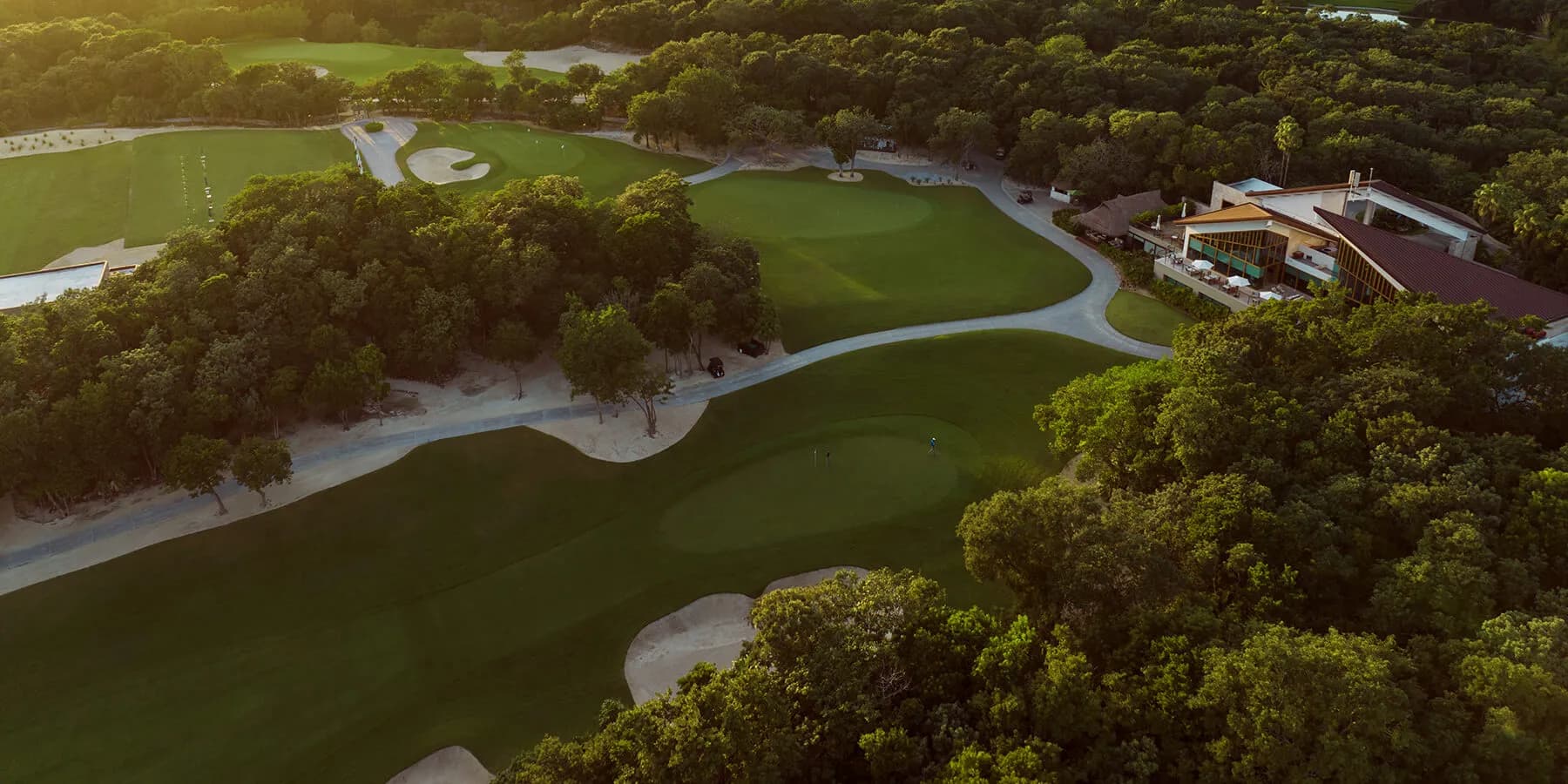 El Camaleón oceanfront hole